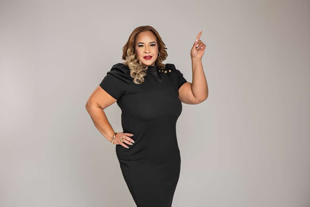 Wilmarie Canales señalando, con vestido negro